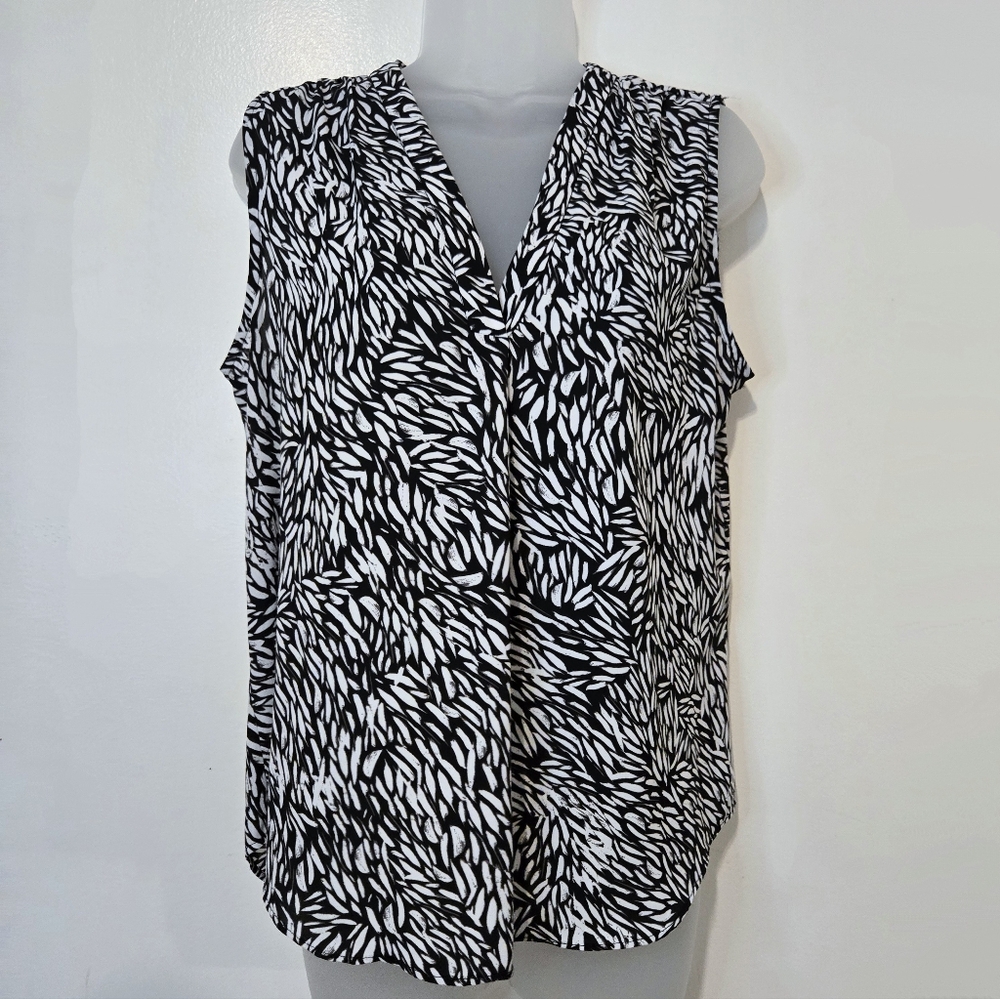VINCE CAMUTO Drifting petals sleeveless top, Medium, Black and white